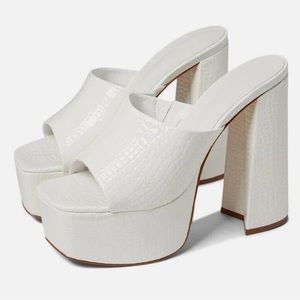 SCHUTZ DARAH CROC PLATFORM SANDAL IN WHITE